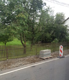 Oprava chodníku od potoka po odbočku ke škole